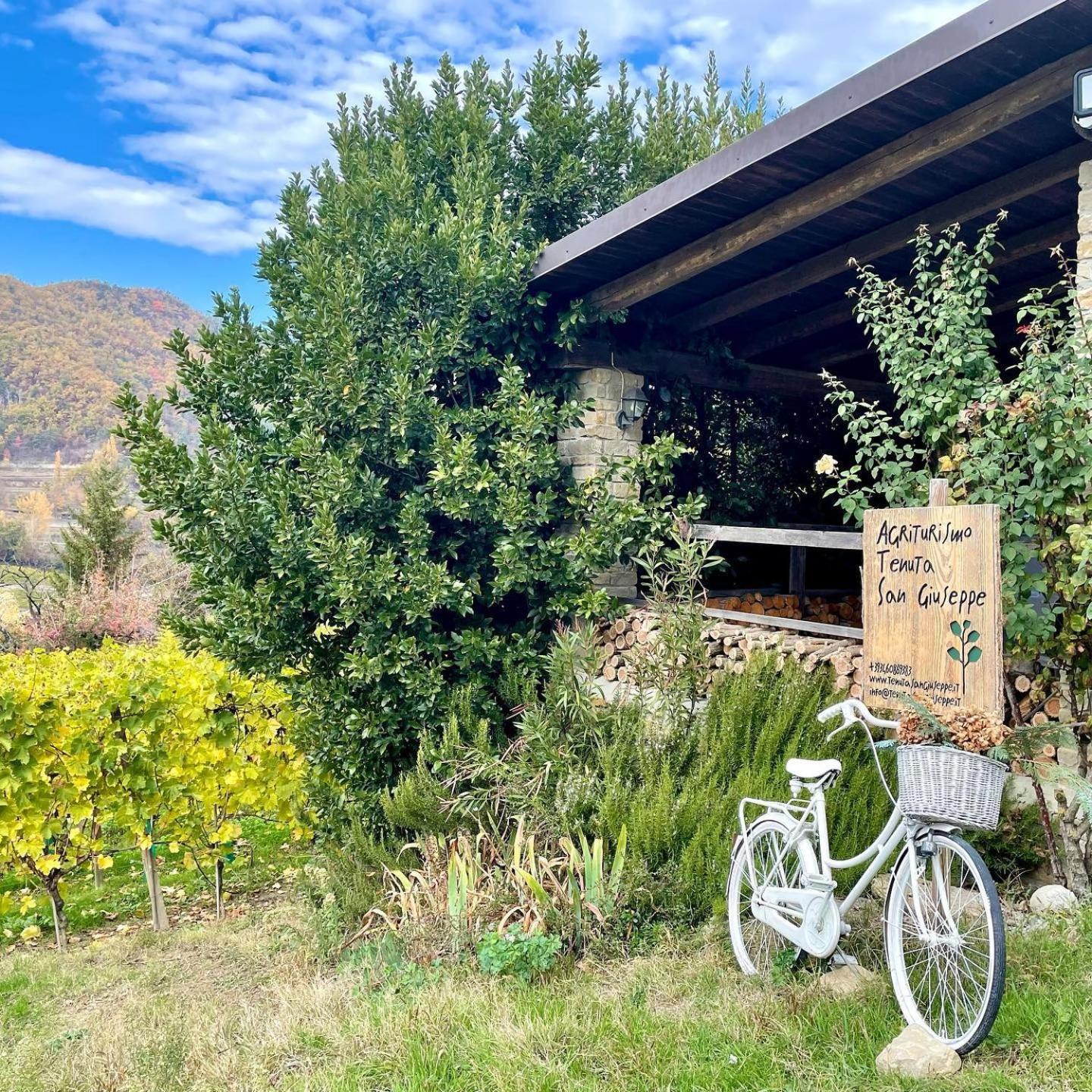 Agriturismo Tenuta San Giuseppe Cossano Belbo Exterior photo